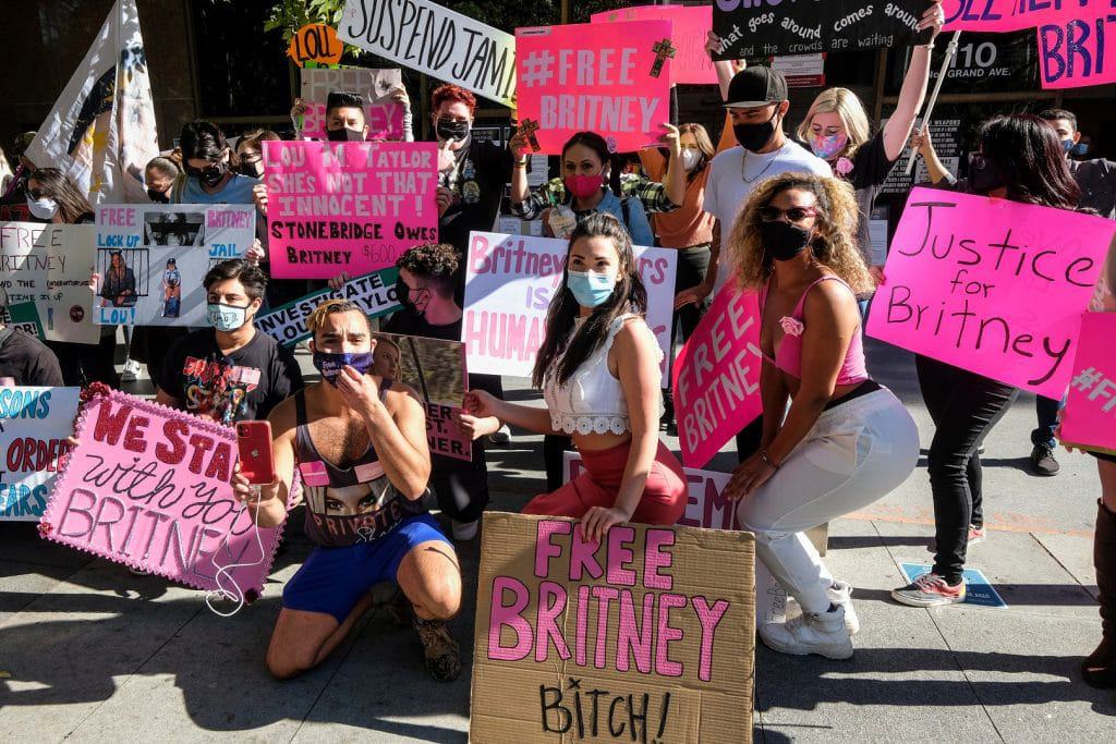 Apoiadores de Britney Spears participam do protesto “#FreeBritney” do lado de fora do Tribunal de Justiça de Stanley Mosk, em novembro de 2020,, em Los Angeles. Imagem: Ringo Chiu/Shutterstock