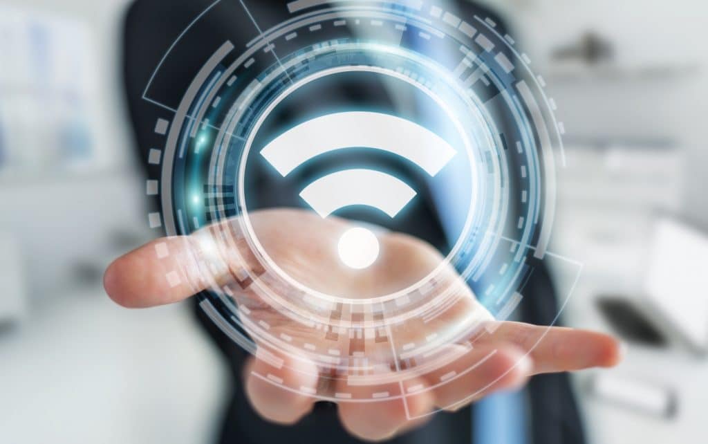 Empresário em fundo desfocado usando Wi-Fi gratuito interface hotspot 3D renderização