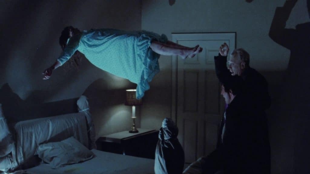 Linda Blair, Max von Sydow e Jason Miller em 'O Exorcista' (1973). Imagem: Warner Bros/Divulgação