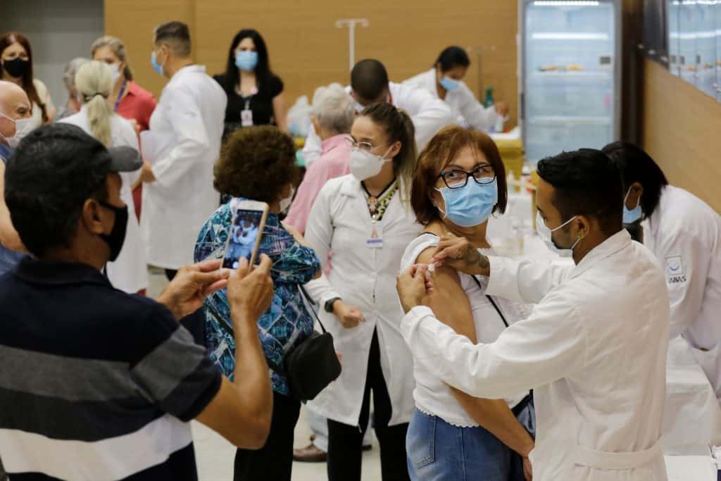 vacinação em hospital de são paulo, enfermeiras aplicando vacina em senhoras de idade