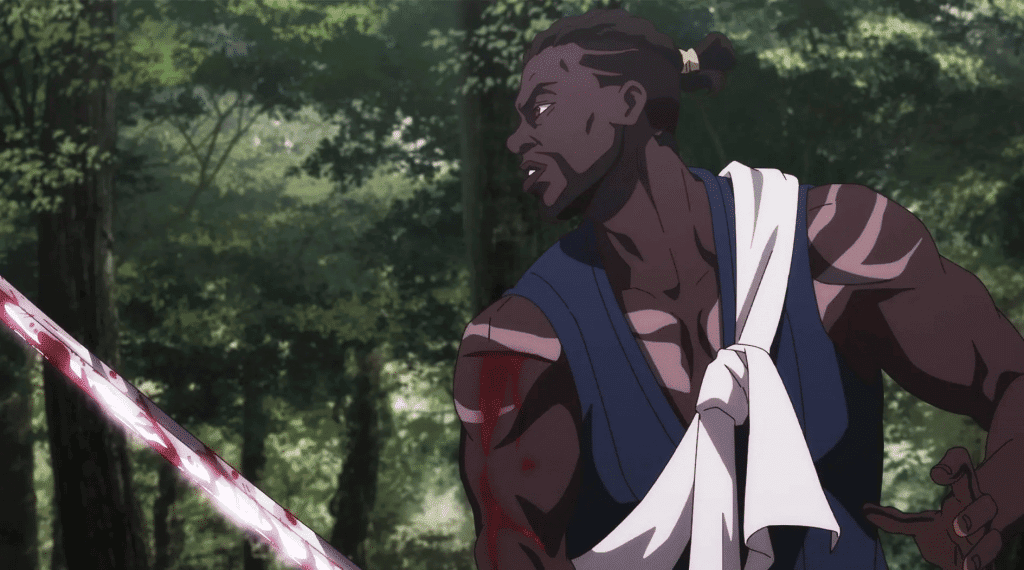 Cena do anime "Yasuke", da Netflix, mostrando o samurai negro titular empunhando uma espada em uma floresta densa. Ele veste um colete azul com faixa branca no peito e traz o cabelo amarrado em coque. Sua espada está ensanguentada e ele tem um corte aberto no ombro direito.
