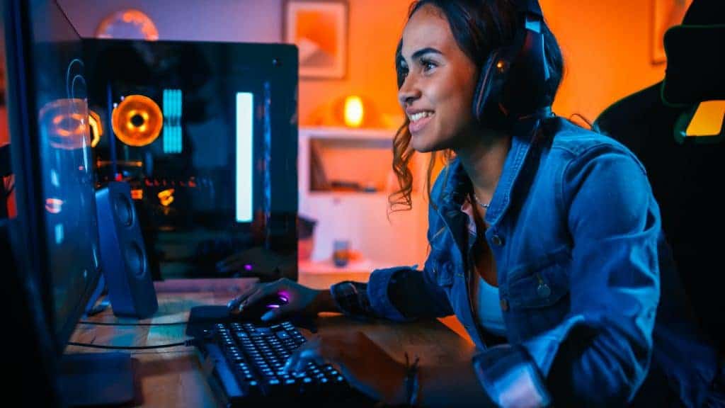 Gamers brasileiros jogam mais durante pandemia. Imagem: Gorodenkoff/shutterstock.com