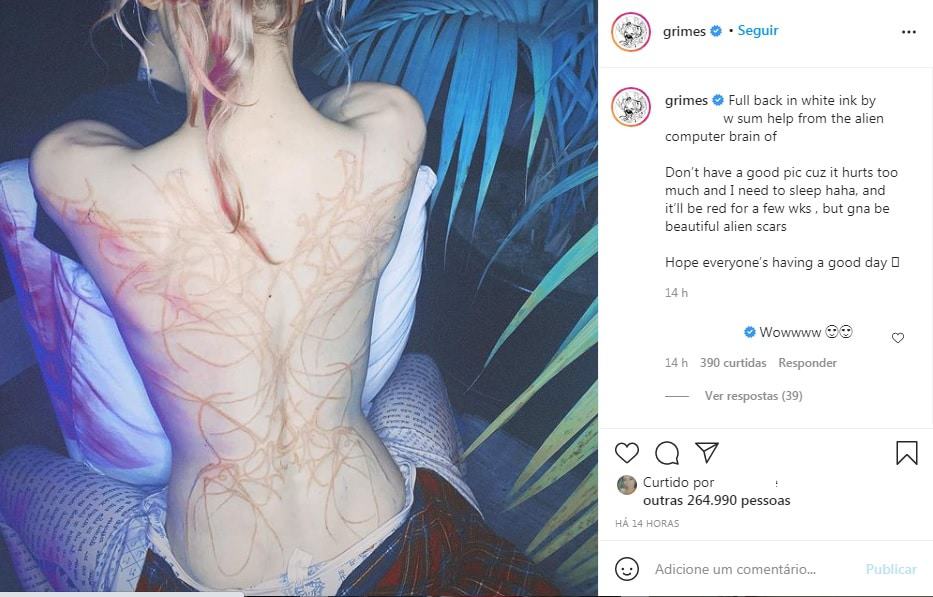 Cantora Grimes tatua "cicatrizes alienígenas". Imagem: Instagram