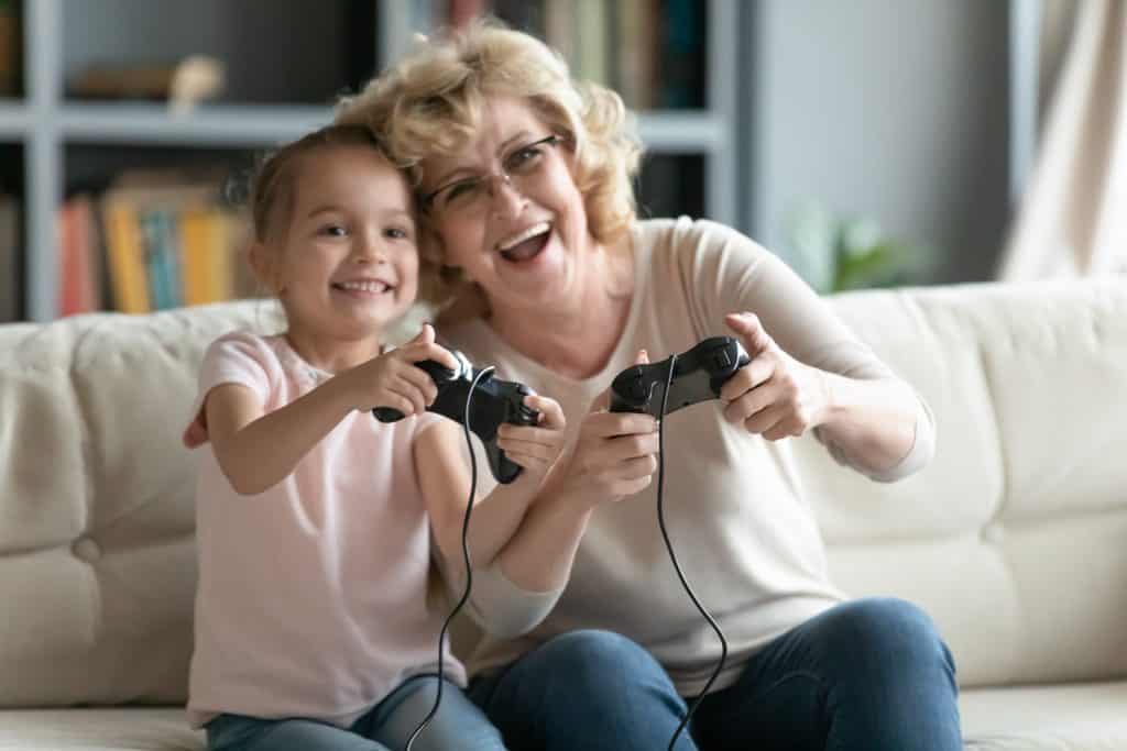 Idosos gamers. Imagem: fizkes/Shutterstock