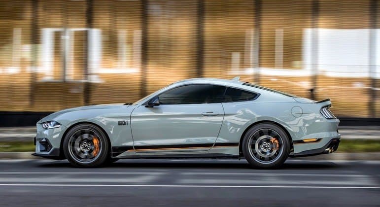 Mach 1 se distingue pelo pára-choque aerodinâmico, as listras no capô, rodas, aerofólio e outros itens exclusivos. Imagem: FORD/Divulgação