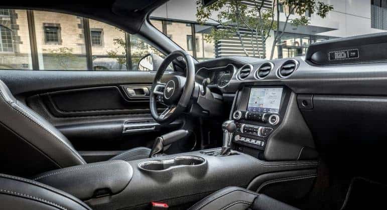 Mustang Mach 1 no Brasil tem painel digital de 12 polegadas customizável. Imagem: FORD/Divulgação