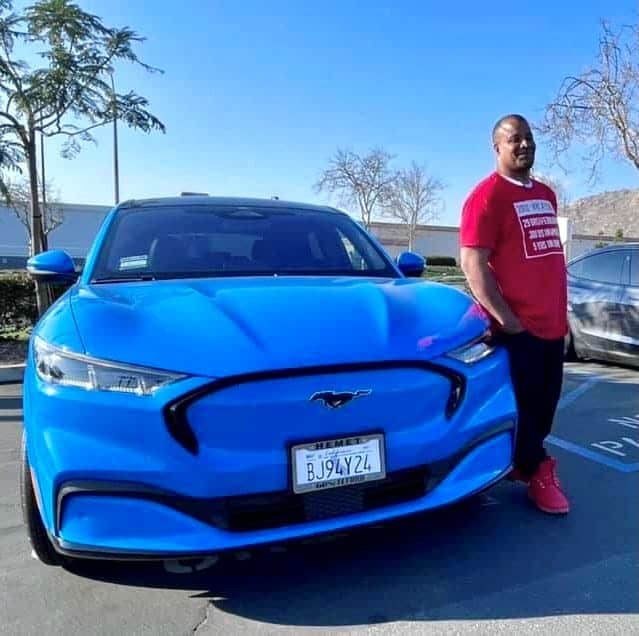 Sergio Rodriguez sofreu ameaças de morte de fãs da Tesla ao comprar Mustang Mach-E. Imagem: Twitter/Reprodução