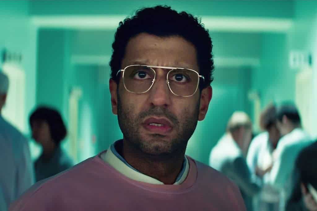 Adeel Akhtar como Dr. Aditya Singh em 'Sweet Tooth'. Imagem: Kirsty Griffin/Netflix