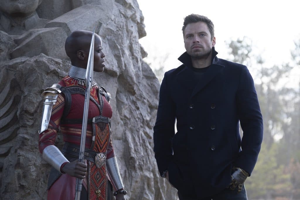 Ayo (Florence Kasumba) ficou responsável por guardar o Soldado Invernal/Bucky Barnes (Sebastian Stan) durante sua estadia em Wakanda. Imagem: Chuck Zlotnick/Marvel Studios