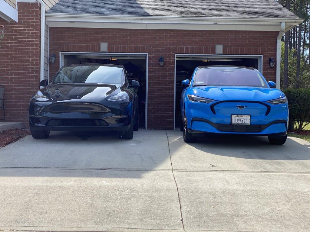 Tesla Model Y e Mustang Mach-E. Imagem: Twitter/Reprodução
