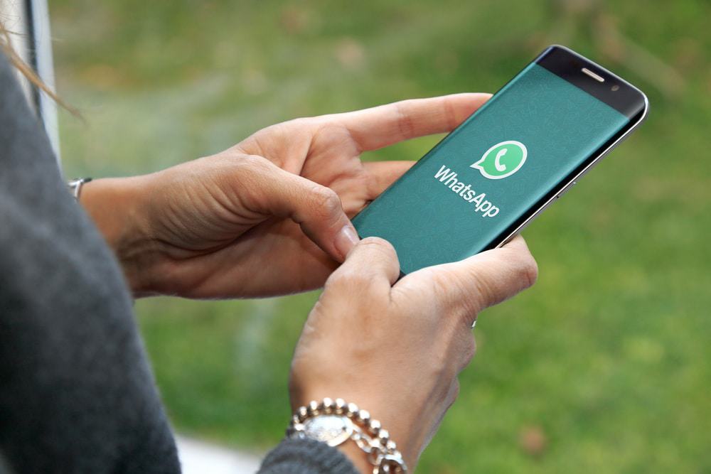 Celular com logo do WhatsApp