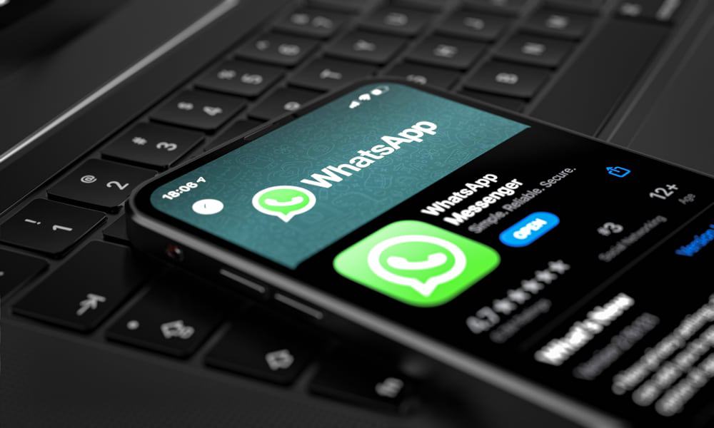 Aplicativo do WhatsApp aberto na tela de um celular