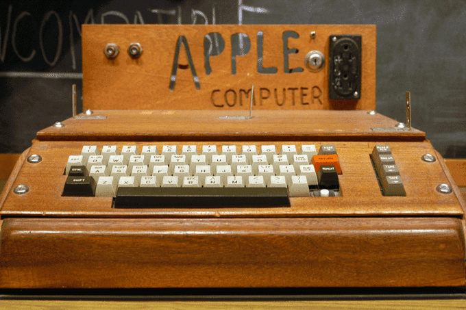 O computador Apple-1 era apenas um objeto pessoa de seu criador, Steve Wozniak, antes que seu amigo e co-fundador da Apple, Steve Jobs, sugerisse vendê-lo comercialmente