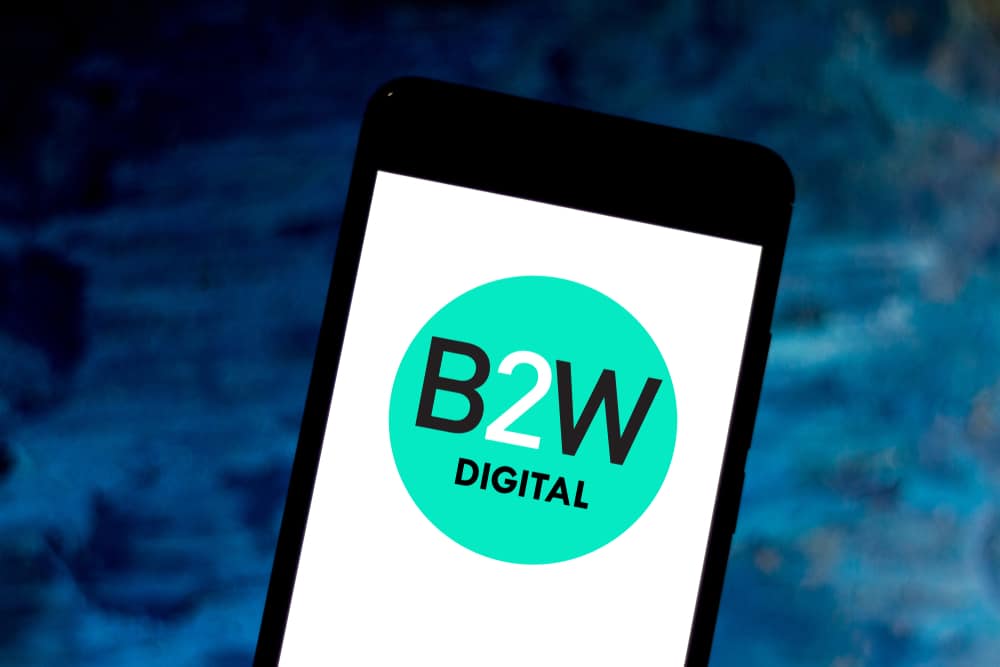 Imagem mostra a tela de um smartphone com o logotipo da B2W Digital na tela.