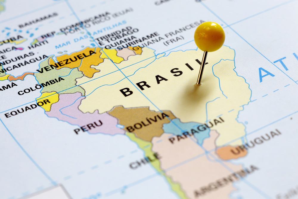 Mapa mostra porção referente ao Brasil, marcado com uma tachinha, e o restante da América Latina.