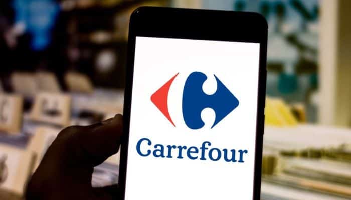 Celular com logo do Carrefour