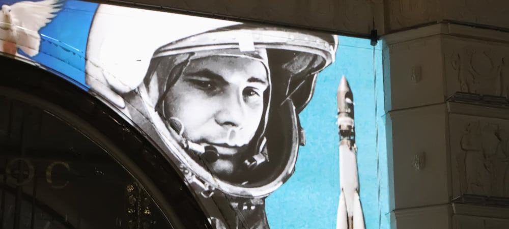 Rosto de Yuri Gagarin projetado na fachada de um prédio em Moscou