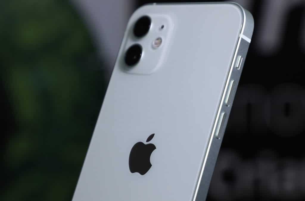 Imagem mostra um iPhone 12 na cor branca, exibido pelas costas, com o logo da Apple e a câmera em evidência.

Apple pode inserir lente periscópica na câmera do próximo iPhone, segundo patente
