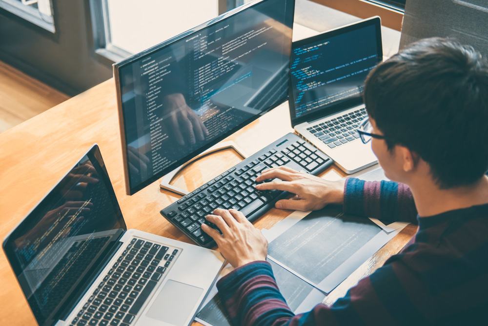 Homem digitando códigos de programação