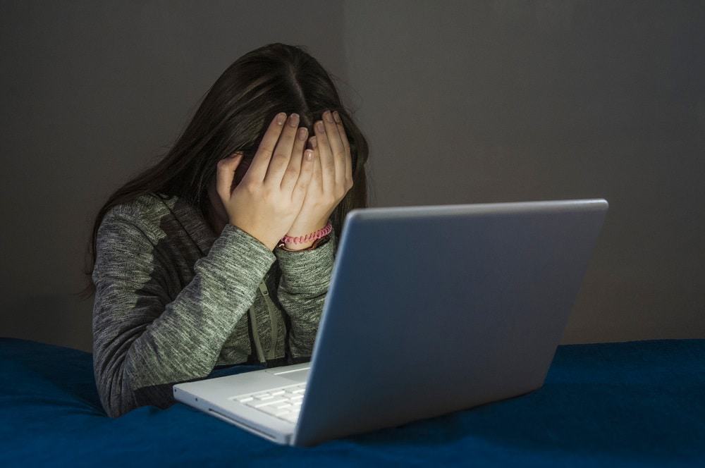 Adolescentes relatam assédio sexual nas escolas. Imagem: Dragana Gordic/ Shutterstock