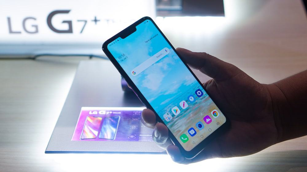 Pessoa exibe um celular Android em sua mão