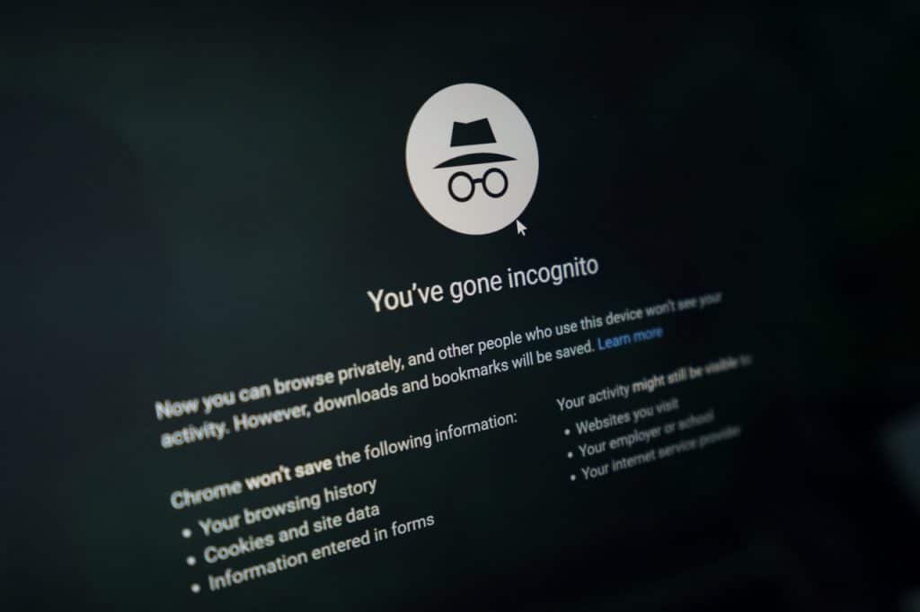 Para que realmente serve a aba anônima dos navegadores? A aba anônima é um recurso presente em diversos navegadores, como o Google Chrome, Firefox, Opera, Safari e Microsoft Edge. Todos eles possuem uma forma exclusiva para que o usuário acesse a funcionalidade, que geralmente é utilizada com o intuito de navegar pela web de forma anônima, impedindo que as pessoas consigam ver o que você está pesquisando e acessando. Aba anônima do Google Chrome