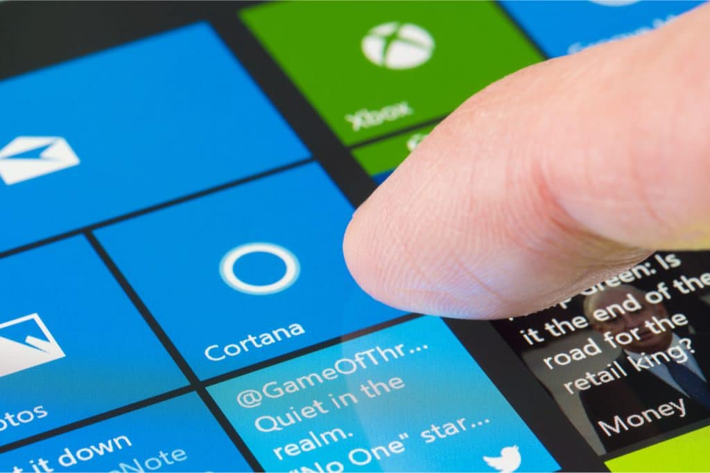 Imagem mostra a tela de um computador com foco na assistente virtual Cortana, que foi recentemente descontinuada do iOS e Android