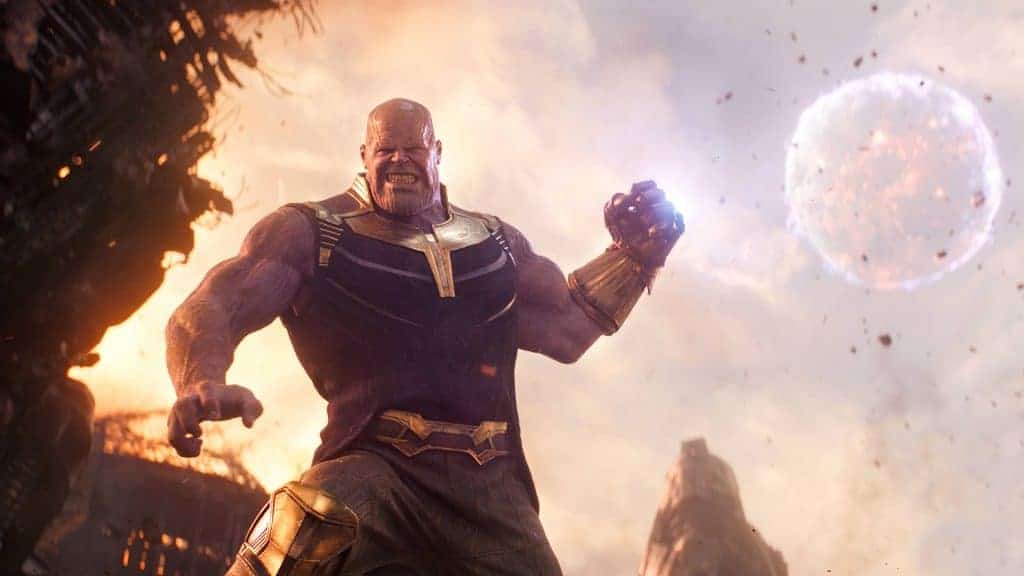 Thanos joga, literalmente, uma lua em cima dos Vingadores. Imagem: Marvel Studios/Divulgação