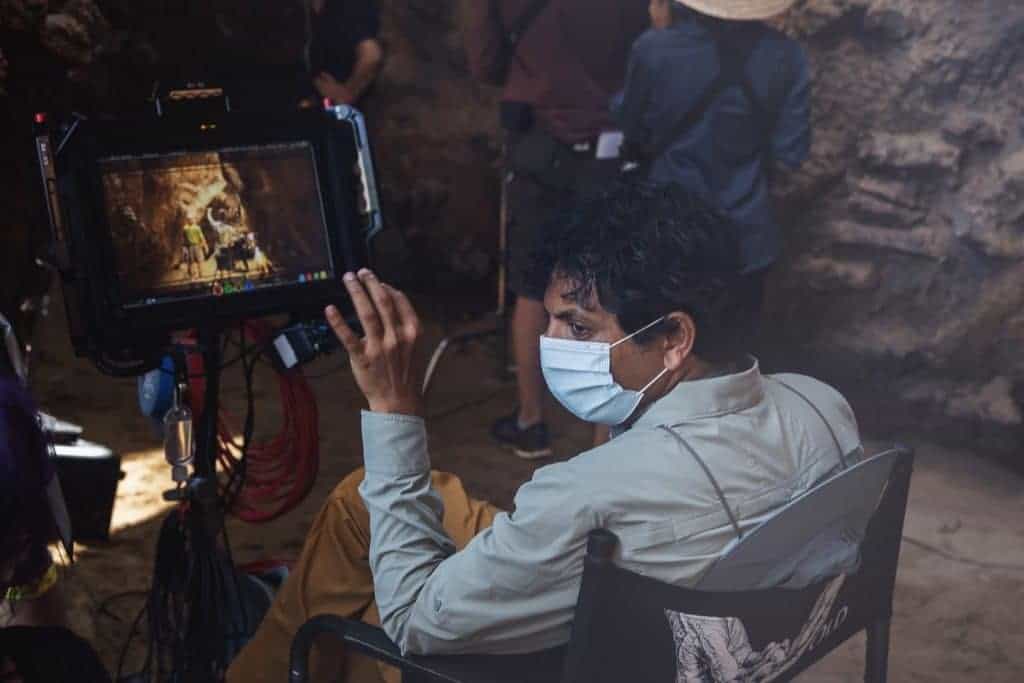 M. Night Shyamalan no set de 'Old'. Imagem: Phobymo/Universal Pictures