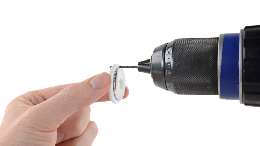 Uma furadeira e uma broca fina corrigem o principal defeito das AirTag: a necessidade de comprar um acessório para pendurá-la a alguma coisa. Imagem: iFixIt