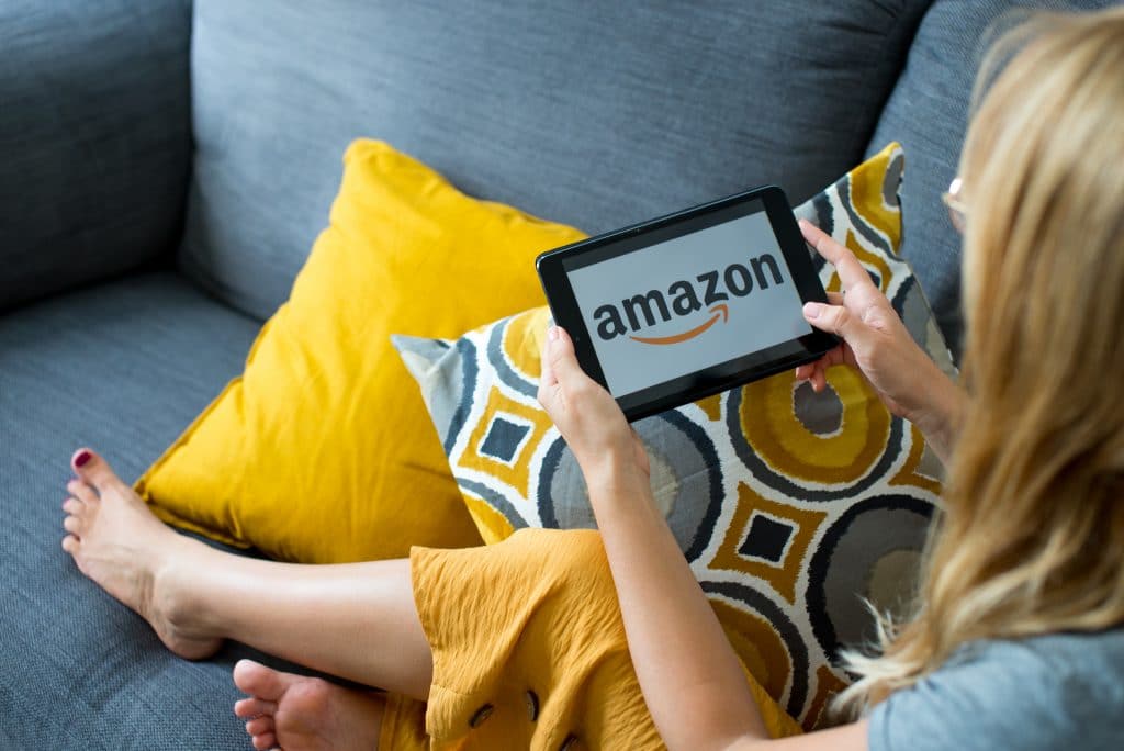 Mulher com tablet aberto na Amazon