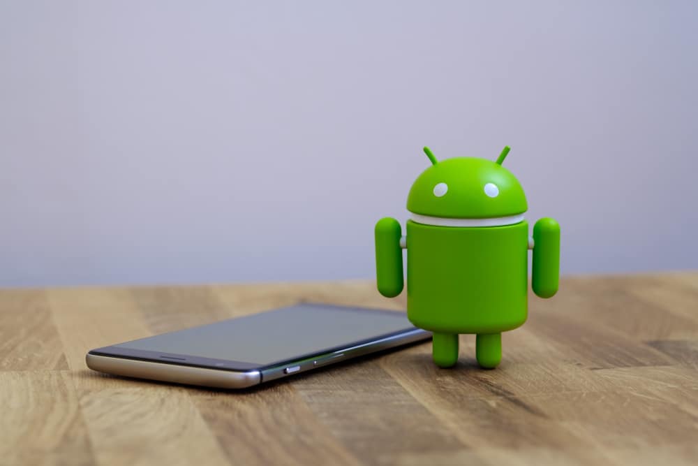 Celular ao lado do símbolo do Android
