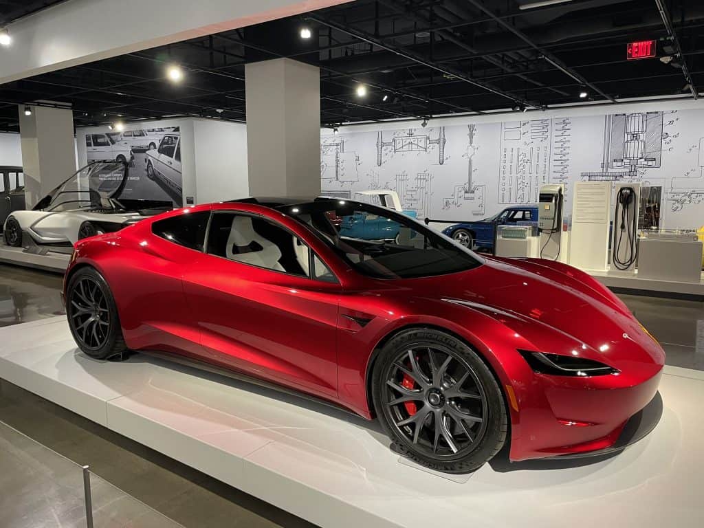 Imagem mostra o Tesla Roadster, carro superesportivo da Tesla, em exibição em um salão