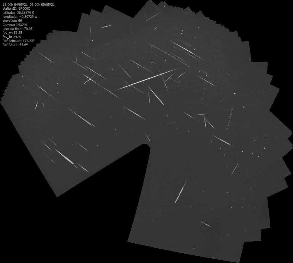 Imagem feira em Vitória (ES) compensando o movimento das estrelas. Fica fácil ver a trajetória paralela dos meteoros Eta Aquáridas. Imagem: Fabrício Borges / Bramon