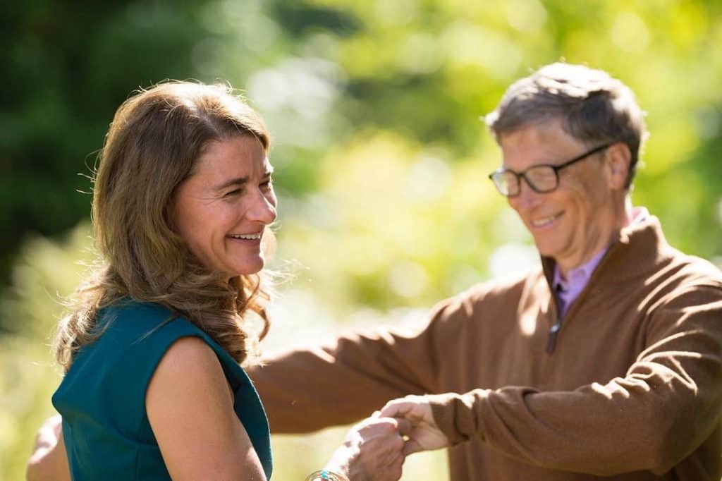 Bill Gates e Melinda French  de mãos dadas