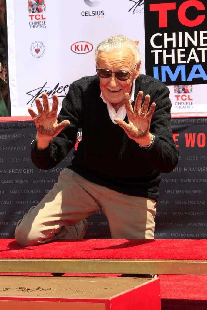 Stan Lee marcando suas mãos e pés na Calçada da Fama em Los Angeles, EUA. Imagem: Kathy Hutchins / Shutterstock.com