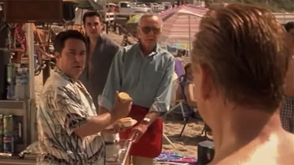 Aparição de Stan Lee em 'X-Men: O Filme' (2000). Imagem: 20th Century Studios/Reprodução