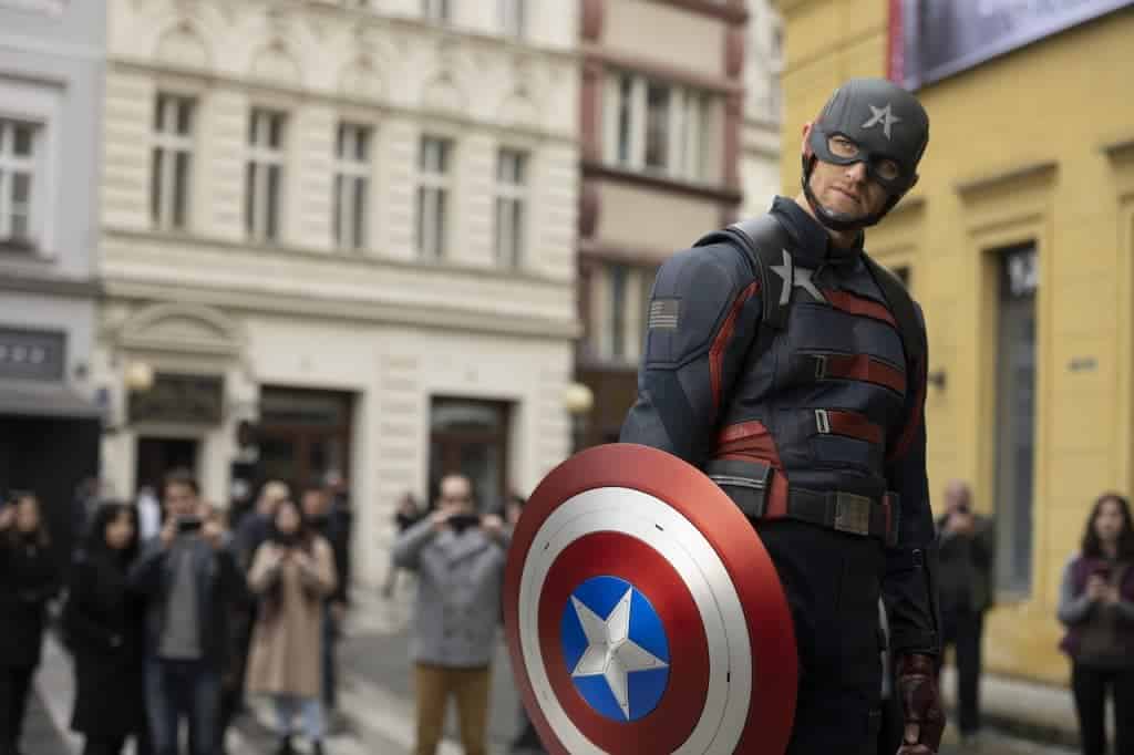 Wyatt Russell como John Walker, uma nova versão do Capitão América