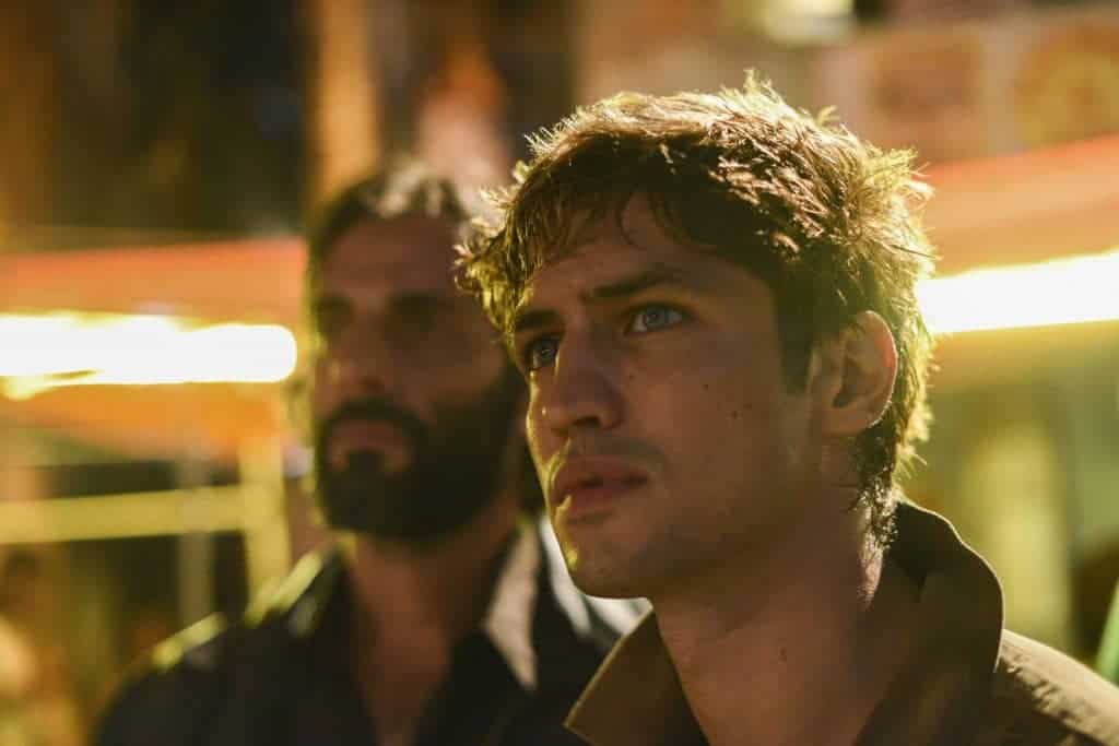 A série conta a história de como Pedro "Dom" (Gabriel Leone), filho do policial Victor (Flavio Tolezani), se tornou líder de uma facção criminosa no Rio de Janeiro (RJ). Imagem: Divulgação