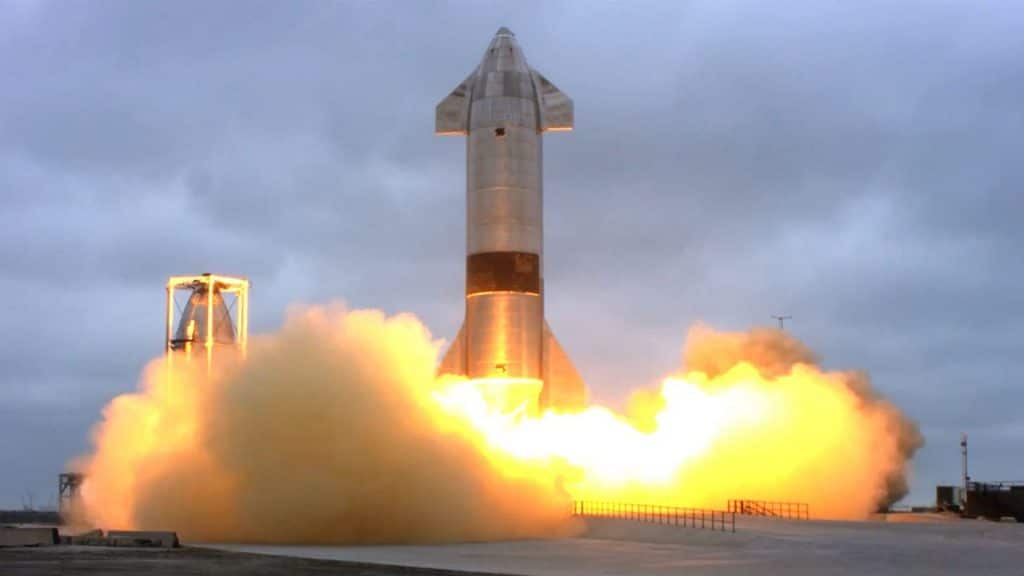 Imagem mostra um fogeute com a nave Starship, da SpaceX, decolando