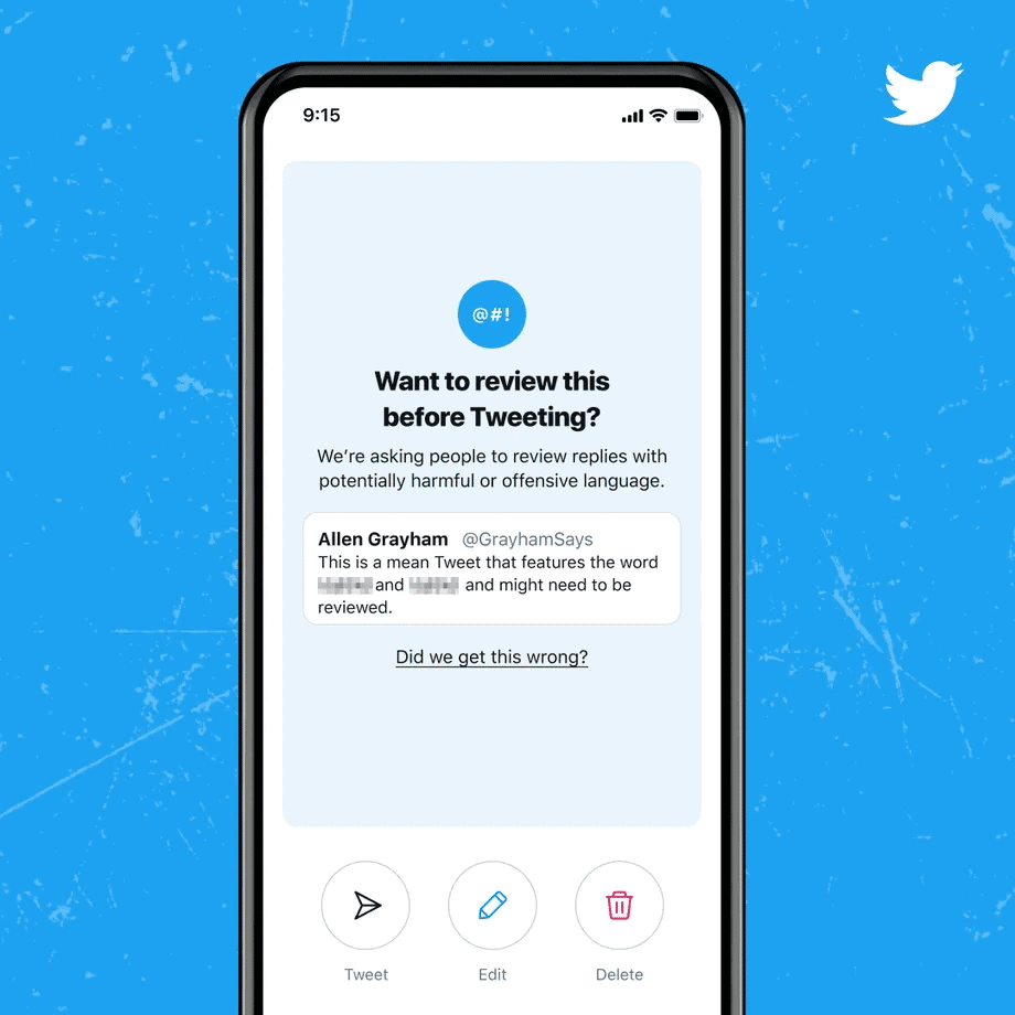 Imagem mostra tela do aplicativo do Twitter, com um post ofensivo contendo palavrões recebendo um alerta de mau uso