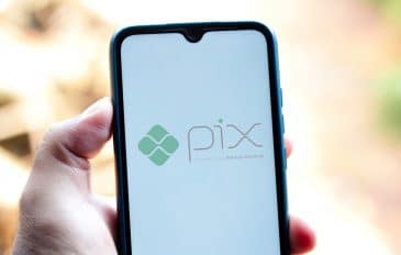 Logo do PIX exibido em smartphone
