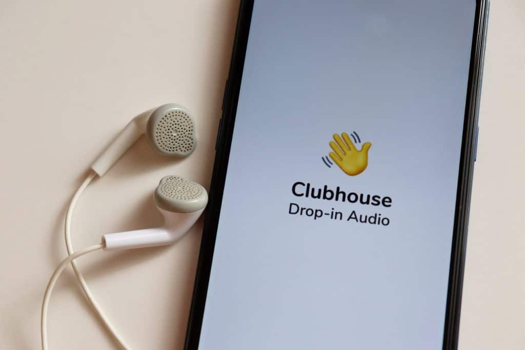 App Clubhouse aberto em smartphone