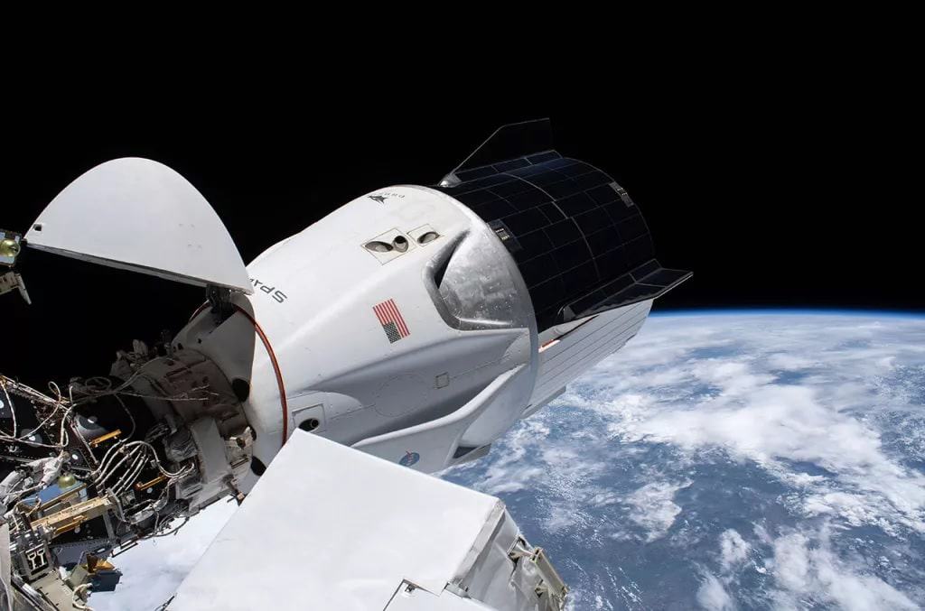 Imagem mostra uma cápsula da SpaceX sendo aberta no espaço. Órgão governamental decidiu manter o contrato da Nasa com a SpaceX para construção de equipamentos.