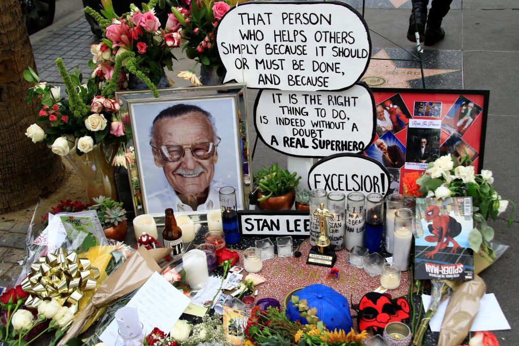 Fãs prestaram homenagens a Stan Lee em sua estrela na Calçada da Fama, em Hollywood, Los Angeles. Imagem: RoidRanger / Shutterstock.com