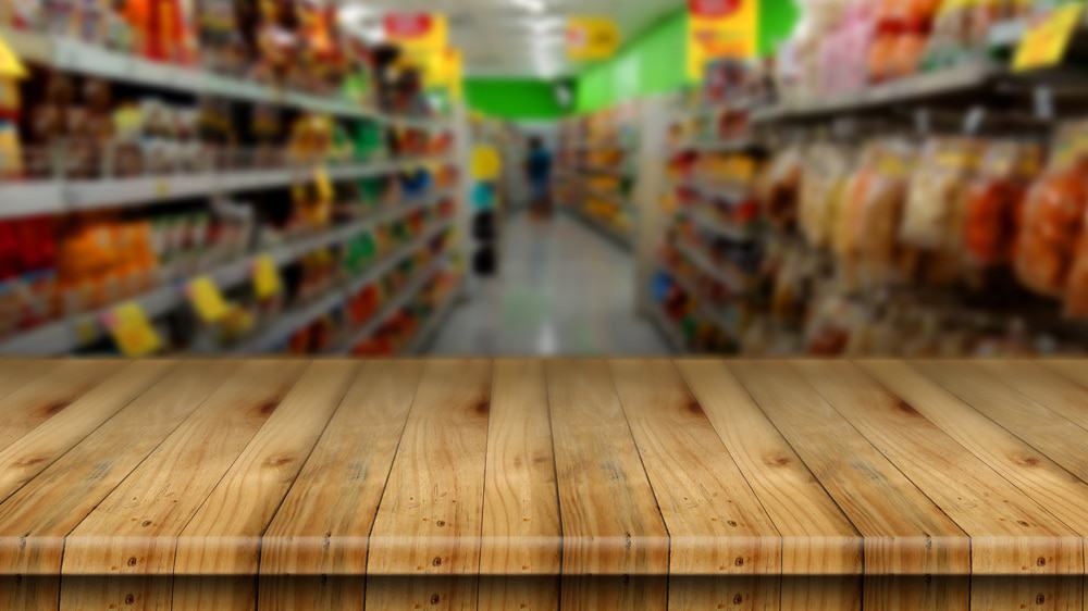 Imagem de um corredor de supermercado.