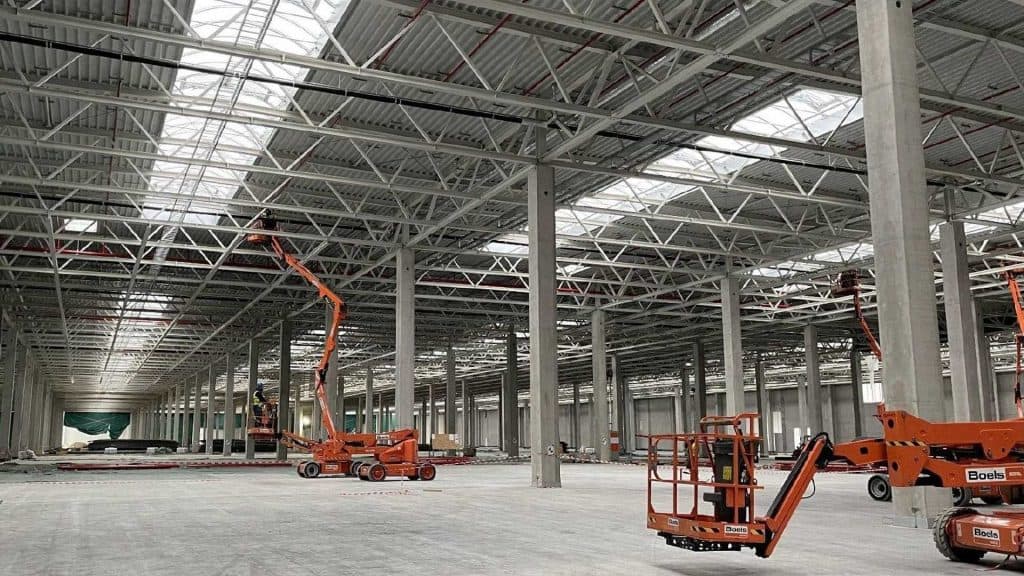 Interior da gigafábrica da Tesla em Berlim. Imagem: Tesla Q4 2020 Report/Divulgação