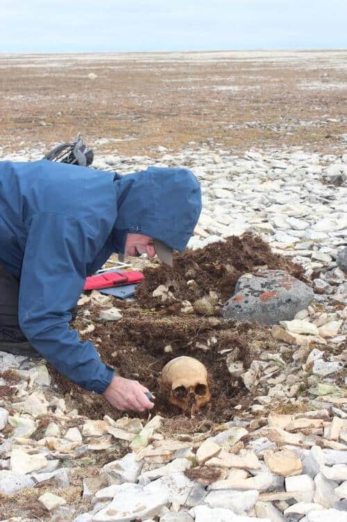 Imagem mostra pesquisador Douglas Stenton, da universidade de Waterloo, no Canadá, escavando restos mortais de John Gregory.