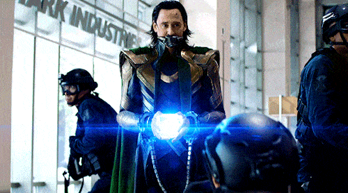 'Loki' rouba o Tesseract e some em 'Ultimato'. Imagem: Marvel Studios/Divulgação