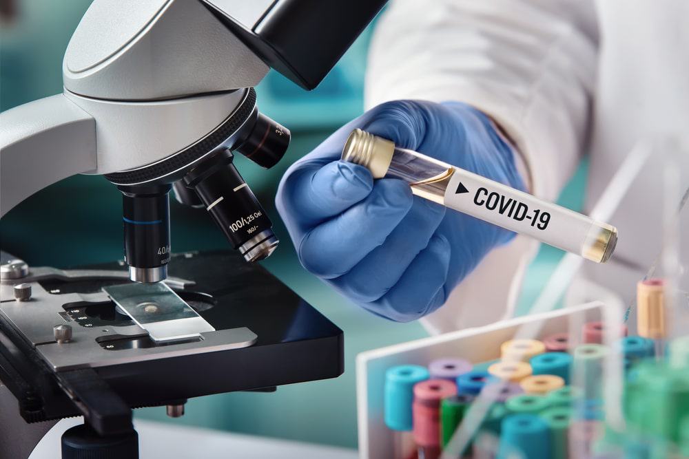 Cientista analisando amostra do vírus responsável pela Covid-19
